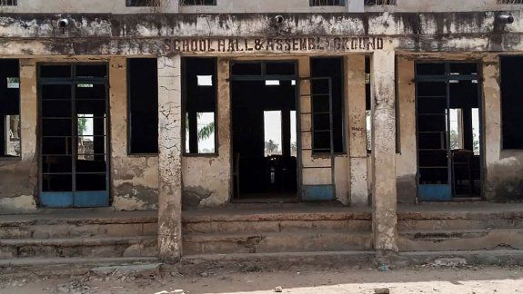 Secuestran a más de 300 alumnas de una escuela secundaria