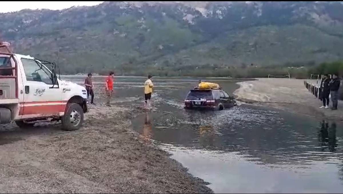 Una familia de Neuquén quedó encajada al intentar cruzar un arroyo en Moquehue