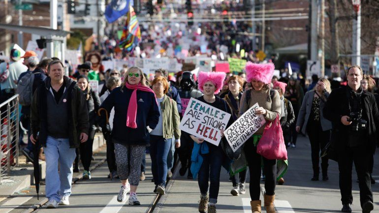 El propio Trump fue testigo directo de la manifestación en su contra cuando pasó cerca de la gente con su auto.