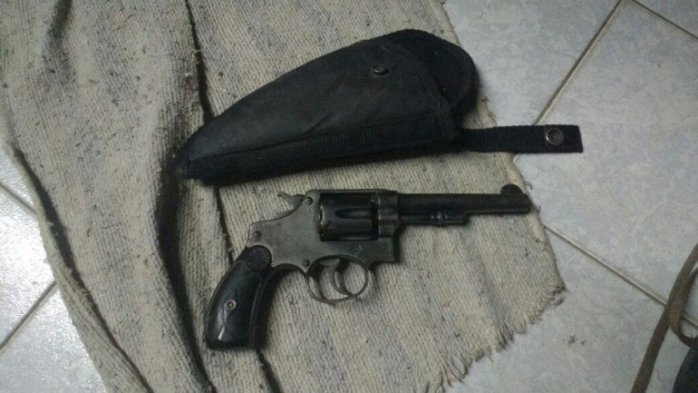 Una de las armas secuestradas durante los allanamientos de ayer.