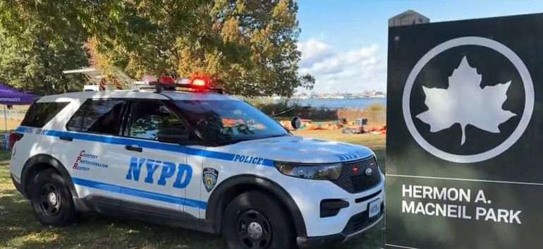 Los policías retirados participaban como voluntarios de un evento relacionado con Halloween, en Queens. Los policías retirados participaban como voluntarios de un evento relacionado con Halloween, en Queens.