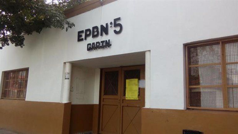 La agresión fue en la puerta de la escuela