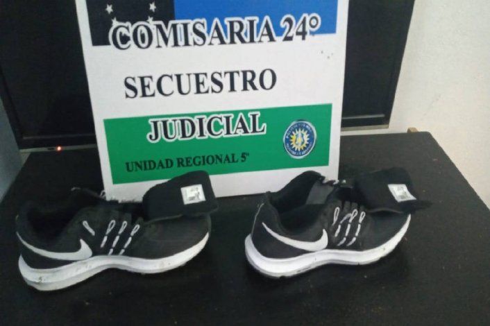 Lo detuvieron tres veces en un día: iba con las zapatillas que robó de un local