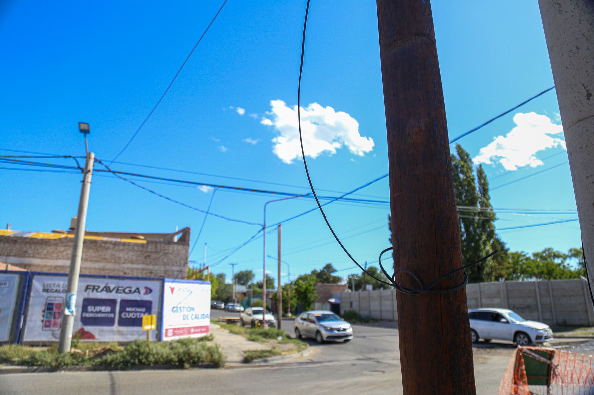 Una vecina denuncia que tiene un cable con corriente frente a la puerta de su casa