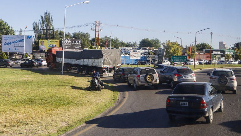 Caos vehicular por un corte de la Uocra en el puente carretero