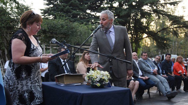 Peressini juró tras los incidentes con empleados municipales que reclamaron el pago de sus haberes.