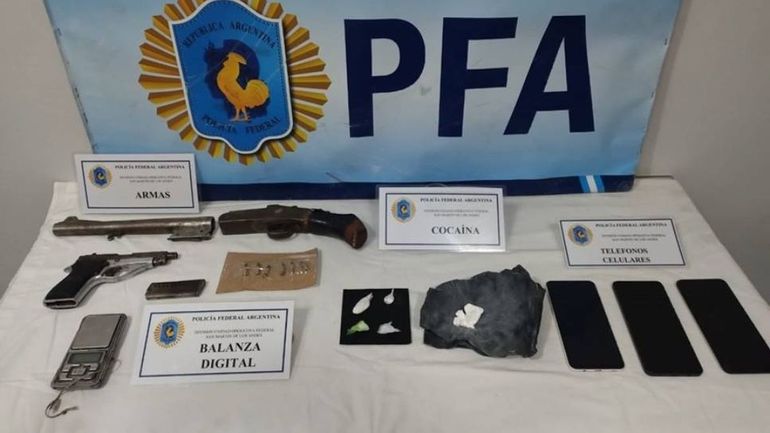 En los allanamientos realizados en los kioscos narco también fueron secuestradas armas de fuego. En los allanamientos realizados en los kioscos narco también fueron secuestradas armas de fuego.