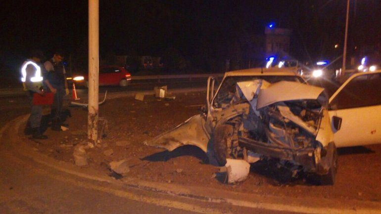 Chocó contra un poste frente a la base del Sien en Centenario: dos heridos