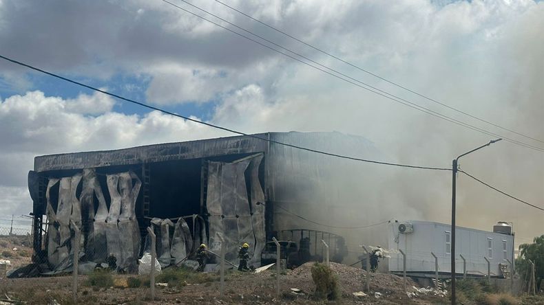Incendio con pérdidas totales en depósito municipal donde funcionaba un banco de alimentos | LM Neuquen Incendio con pérdidas totales en depósito municipal donde funcionaba un banco de alimentos