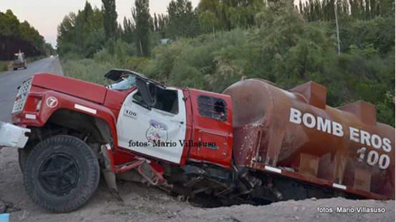 Camión de bomberos se hundió en un canal cuando iba a apagar un incendio