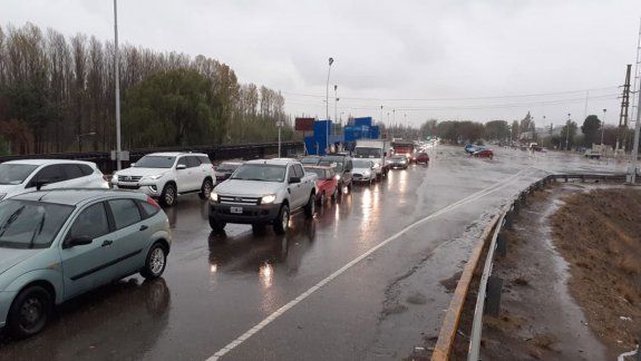 Puentes sólo para esenciales: más de dos horas de demora