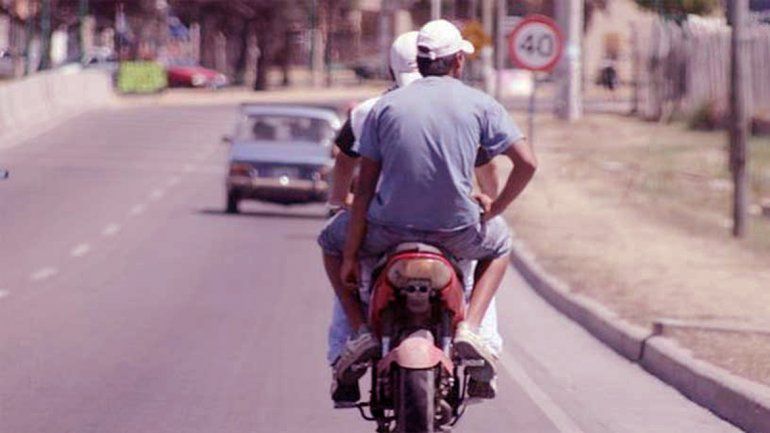 Los motochorros le sacan tajada a los atolladeros por las obras en la ruta 22