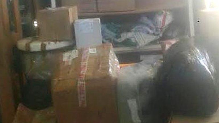 Las encomiendas se acumulaban al lado de una de las puertas de acceso.