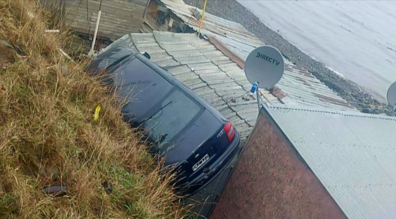 El Chevrolet Corsa causó daños en la casa de la capital de Tierra del Fuego: su dueña