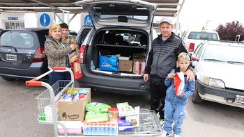 Una familia que llegó al mayorista desde Cutral Co en búsqueda de precios.