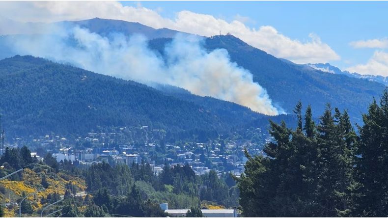 Varios focos de incendio se registraron en pocas horas en el cerro Otto. Foto gentileza. | LM Neuquen Varios focos de incendio se registraron en pocas horas en el cerro Otto. Foto gentileza.