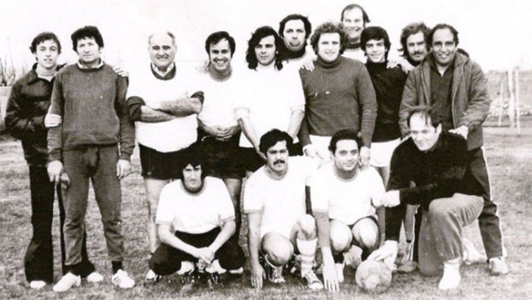 1975 - Torneo LU5 Día del Locutor: parados de izquierda a derecha, el segundo Nené Molina, Agustín Orejas, Luis Díaz, Trujillo, Pepe Ramos Paz, Chiquito Zelatta, Raúl Valladares, el último parado Juan Carlos Marín; entre los arrodillados, el tercero Rubén Ángel Guillermel.