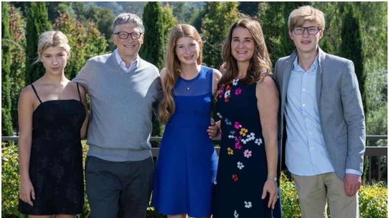 Bill Gates y Melinda junto a sus tres hijos