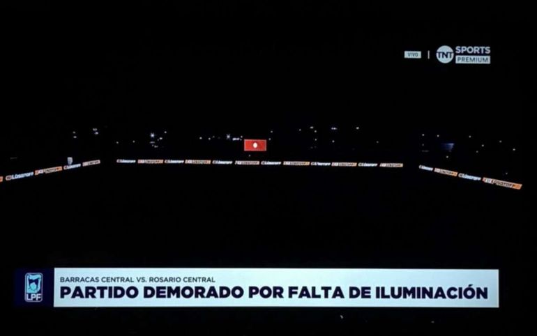 Barracas Central jugó por primera vez en su estadio con sistema de iluminación