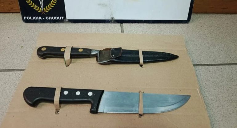 Esquel lo detuvieron por llevar marihuana y dos enormes cuchillos. Esquel lo detuvieron por llevar marihuana y dos enormes cuchillos.