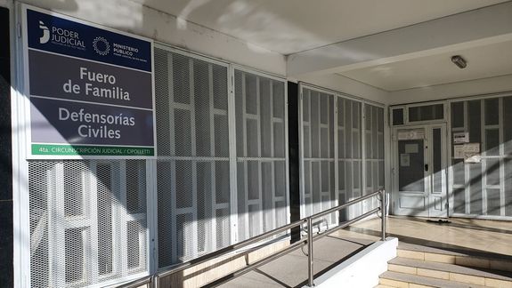 El Juzgado de Familia de Cipolletti resolvió la medida contra el policía