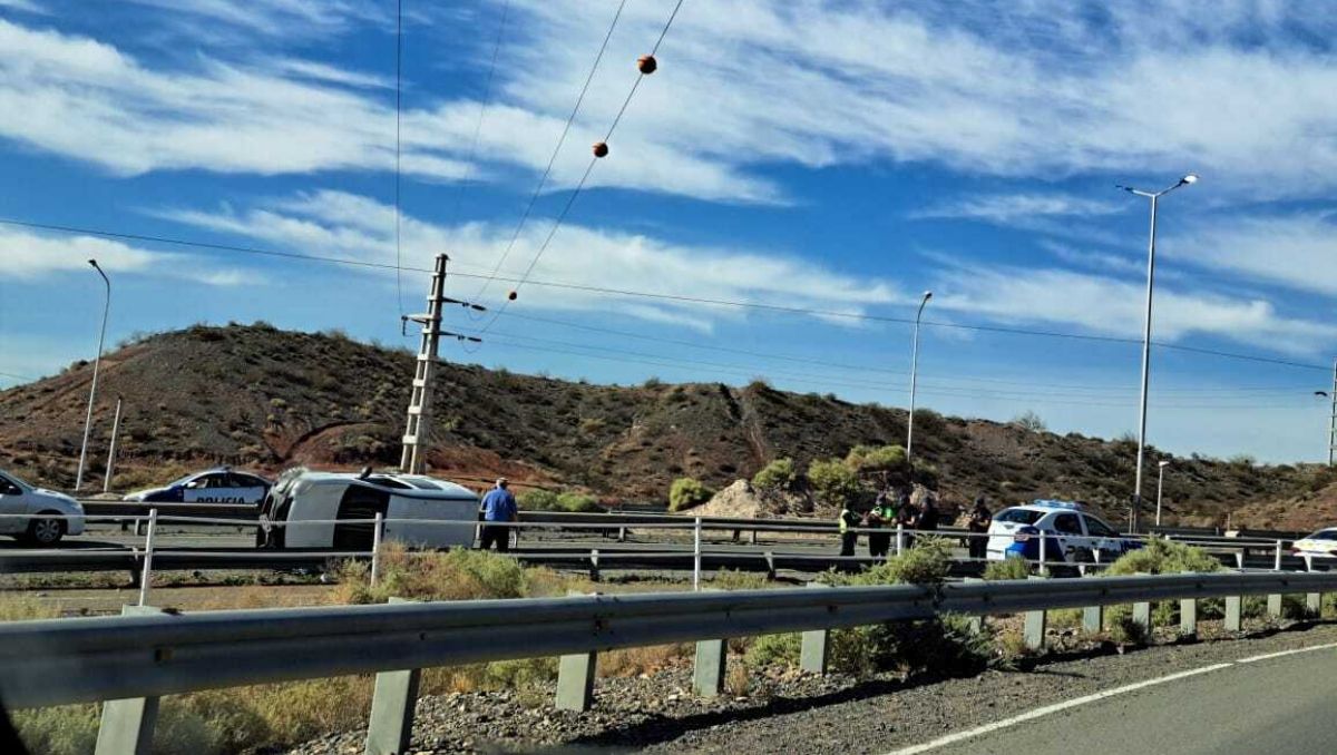 Ruta 7: espectacular vuelco a la altura del empalme con la Autovía Norte