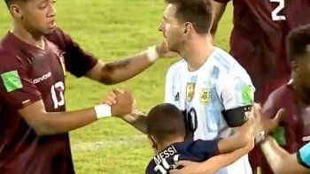 Lio Messi es abrazado por un niño venezolano con la camiseta del PSG en el final del partido. Lio Messi es abrazado por un niño venezolano con la camiseta del PSG en el final del partido.