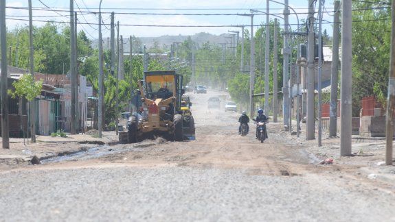 Algunas máquinas ya comenzaron a emparejar calles y a reparar los estragos que dejó la lluvia.