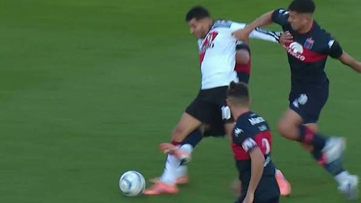 Polémica: el penal sobre Ángel Correa que el árbitro no cobró y el picante reclamo de Nicolás Otamendi