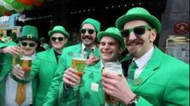 El espíritu festivo de San Patricio combina tradición irlandesa, consumo y cultura urbana en una jornada marcada por el color verde y la cerveza. El espíritu festivo de San Patricio combina tradición irlandesa, consumo y cultura urbana en una jornada marcada por el color verde y la cerveza.