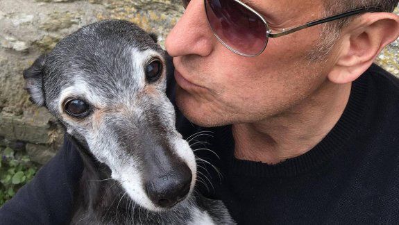 Pidió compañía antes de sacrificar a su perrito