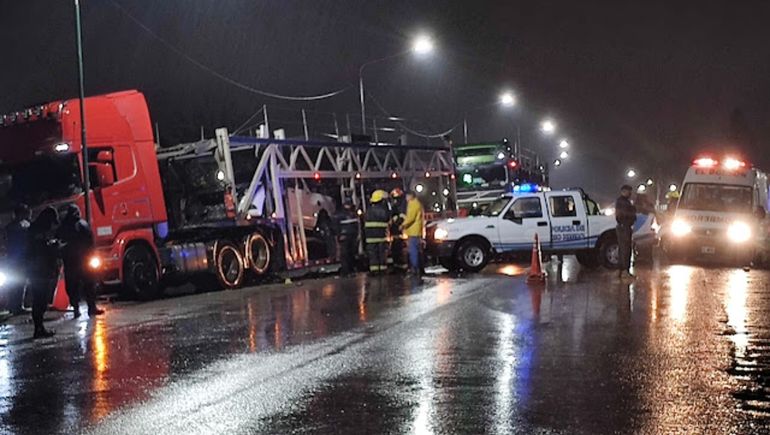 El tránsito permanece completamente cortado en el ingreso a El Bolsón. (Foto: Gentileza Noticias del Bolsón)
