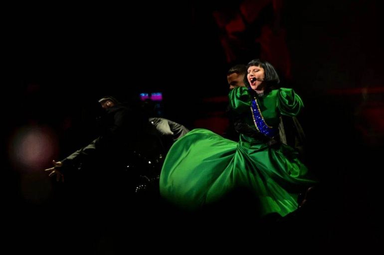 En uno de los cambios de vestuarios Lady Gaga salio con un vestido con los colores de la bandera de Brasil y enloqueció a los más de 2 millones de personas que se dieron cita al histórico recital.  