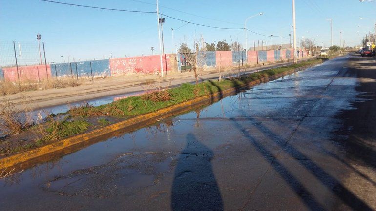 Aguas servidas en la habitación: vecinos de San Lorenzo reclaman por desborde cloacal