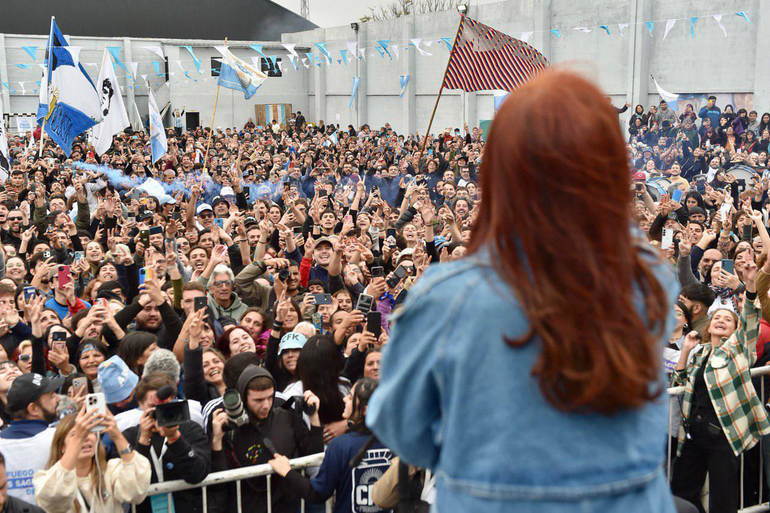 Cristina participó este domingo del Encuentro de la Cultura Popular en el barrio porteño de Retiro. Cristina participó este domingo del Encuentro de la Cultura Popular en el barrio porteño de Retiro.