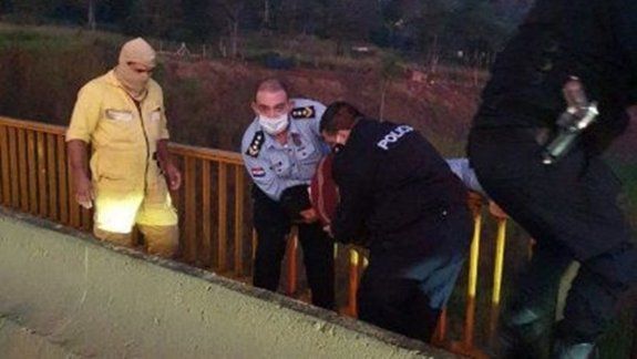 Policía impidió el suicidio de una mujer leyéndole la Biblia