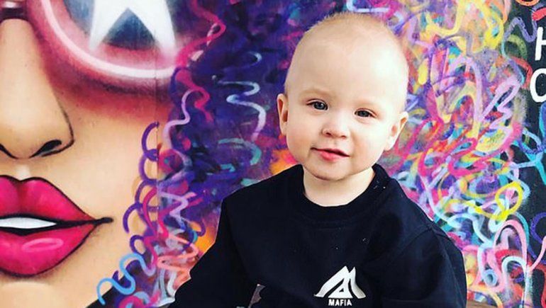 Bebé cayó por la ventana mientras sus padres bebían