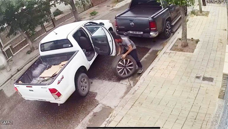 Así atacan los robarruedas en sólo un minuto y a plena luz