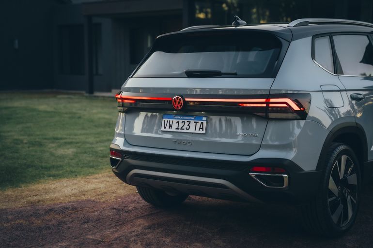 En la parte trasera, una barra LED conecta los faros y le da un toque distintivo al modelo. Foto: Volkswagen En la parte trasera, una barra LED conecta los faros y le da un toque distintivo al modelo. Foto: Volkswagen