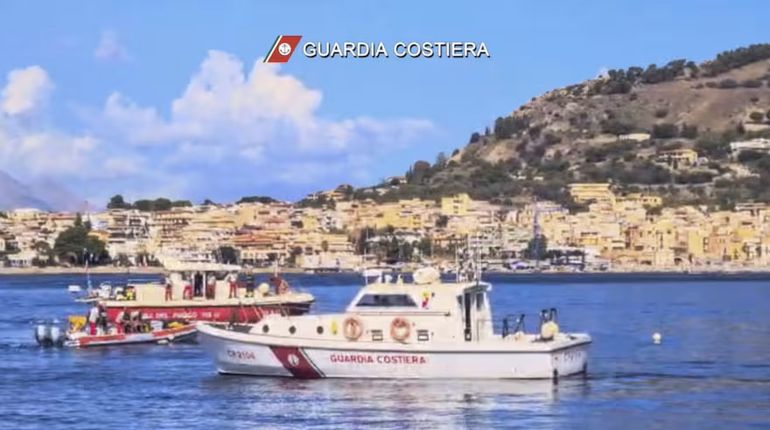 La Guardia costera italiana en búsqueda de los desaparecidos. La Guardia costera italiana en búsqueda de los desaparecidos.