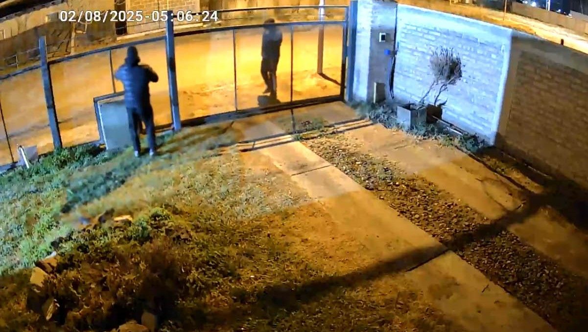 Uno de los ladrones ingresó a una casa a robar, mientras que el cómplice espera afuera.&nbsp;