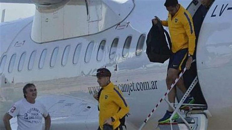 Los futbolistas de Boca descienden del avión tras uno de los viajes.