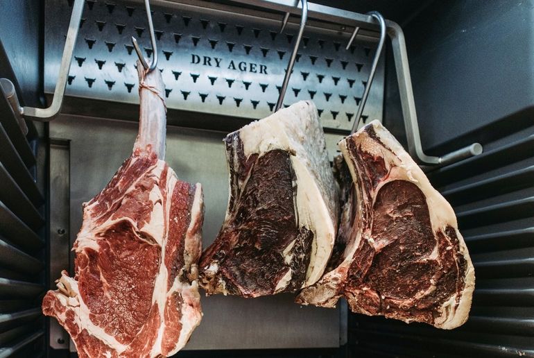 El proceso Dry Aged en Vica se realiza en ambientes de humedad y temperaturas controladas durante un periodo mínimo de 30 días. El proceso Dry Aged en Vica se realiza en ambientes de humedad y temperaturas controladas durante un periodo mínimo de 30 días.