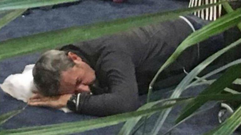 Cobos quedó varado en un aeropuerto y durmió en el suelo