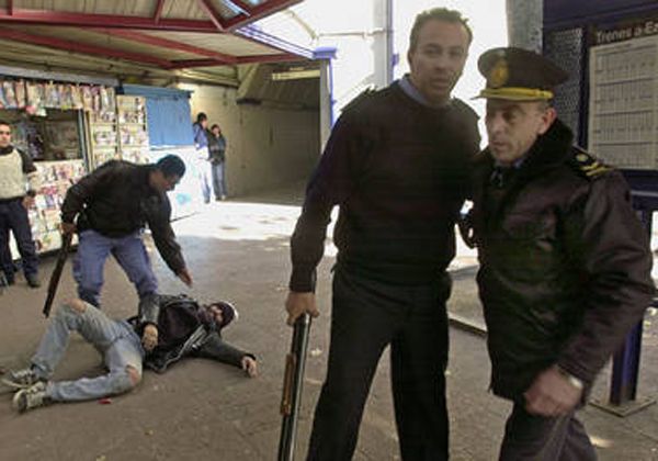 Darío Santillán agoniza luego de ser fusilado por el comisario retirado Franchiotti, en junio de 2022 durante el gobierno del senador Eduardo Duhalde, quien asumió en la Asamblea Legislativa tras la renuncia de De la Rua. Darío Santillán agoniza luego de ser fusilado por el comisario retirado Franchiotti, en junio de 2022 durante el gobierno del senador Eduardo Duhalde, quien asumió en la Asamblea Legislativa tras la renuncia de De la Rua.