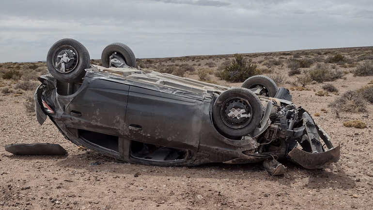 Murió una joven madre en un trágico vuelco: su hija de 9 años está grave