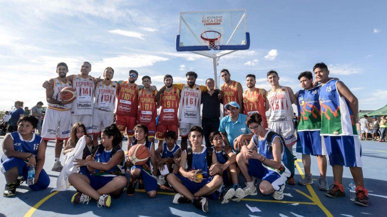 Gutiérrez con los jugadores de Centro Español y los chicos