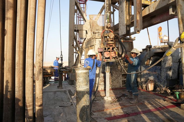 FOTO DE ARCHIVO: Trabajadores preparan equipos para la Iraqi Drilling Company en el yacimiento petrolífero de Zubair en Basora