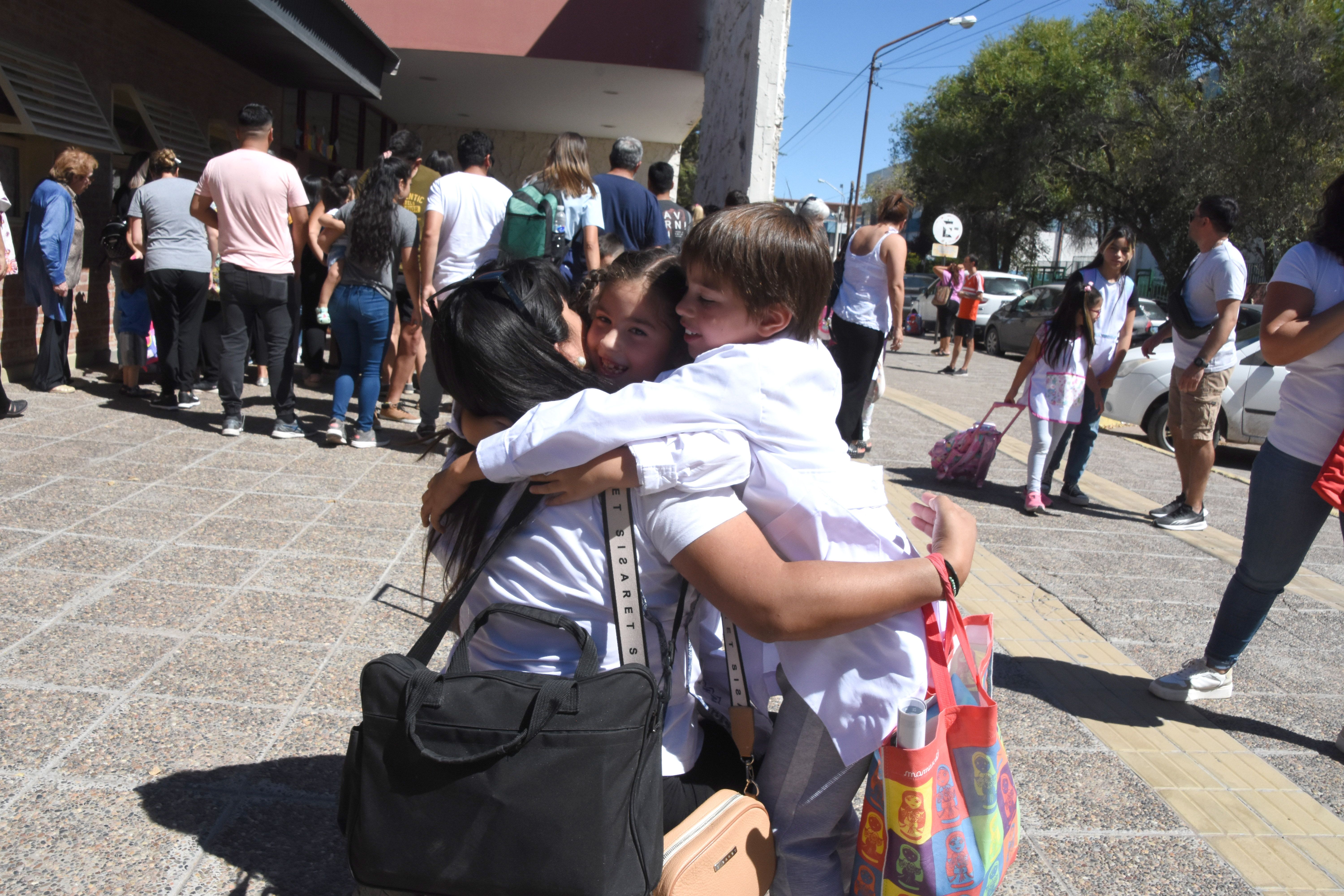 Padres juntan firmas para que los reclamos sociales no afecten las clases