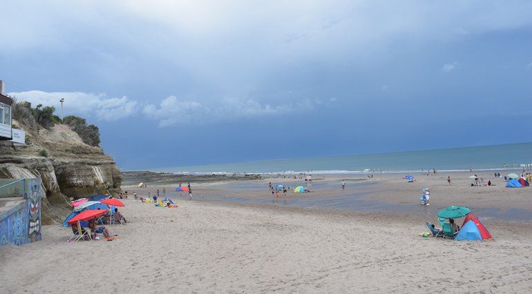 Una temperatura máxima de 35 grados y lluvias duante toda la jornada se espera para hoy en las Grutas.